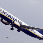 Un avión de Ryanair en una imagen de archivo.  /-REGIS DUVIGNAU