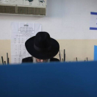Un judío ultraortodoxo deposita su voto, este martes, en un colegio electoral en Jerusalén.-Foto: REUTERS / RONEN ZVULUN