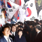 La expresidenta de Corea del Sur, Park Geun-hye, abandona la residencia oficial en Seúl.-KIM KYUNG-HOON