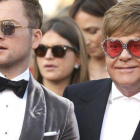 Taron Egerton, intérprete de Elton John en Rocketman, y Elton John, en Cannes.-VIANNEY LE CAER / AP