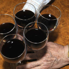 Un camarero sirve vino en un bar. / VALENTÍN GUISANDE-