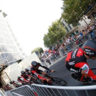 El conjunto BMC, ganador de la etapa, por las calles de Nîmes.-EFE / JAVIER LIZÓN