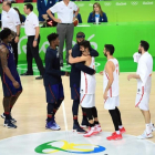 El pívot estadounidense Demarcus Cousins abraza a Ricky Rubio a la conclusión de la semifinal del baloncesto-EMMANUEL DUNAND / AFP