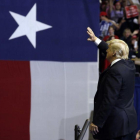 Trump saluda a los asistentes a un mitin en Texas, el lunes.-AP