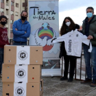 Entrega de las donaciones de material deportiva a la ONG Tierra sin Males. HDS
