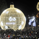La gran bola luminosa de Mariano Granados en las pasadas Navidades.-Valentín Guisande