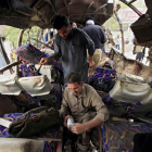 Miembros de las Fuerzas de Seguridad inspeccionan un autobús que ha sufrido un atetado con bomba en Peshawar.-EFE / BILAWAL ARBAB