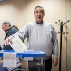 El presidente de Asaja Soria, Carmelo Gómez, vota en la Junta.