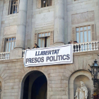Pancarta en la fachada del Ajuntament pidiendo la liberación de Jordi Cuixart y jordi Sánchez.-TONI SUST