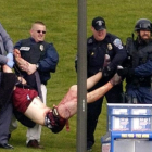 La policía traslada a una de las víctimas de la universidad de Virginia Tech, en el 2007.-ALAN KIM