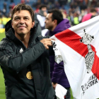 Marcelo Gallardo muestra la camiseta de River que certifica la Copa Conquistadores en el Bernabéu.-