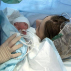 Un bebé y su madre, en el hospital.-
