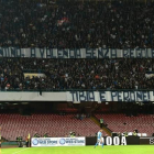 Pancarta mostrada en el estadio San Paolo de Nápoles donde se podía leer "Valentino, a Valencia sin reglas. Tíbia y Peroné"-