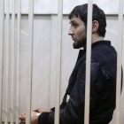 Zaur Dadayev dentro una celda de acusados en un juzgado de Moscú.-Foto:   REUTERS / TATYANA MAKEYEVA