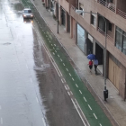 Viandantes con paraguas en una calle de Soria. HDS