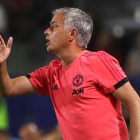 Mourinho da instrucciones durante el partido contra el Liverpool.-AFP / VICTOR DECOLONGON