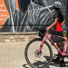 La autora con la bici en San Esteban de Gormaz.-HDS