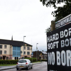 Un coche pasa ante un cartel contra el establecimiento de puestos fronterizos en Londonderry (Irlanda del Norte), el 16 de agosto.-REUTERS / CLODAGH KILCOYNE