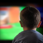 Un niño mira la televisión.-123RF
