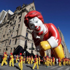 Varios operarios dirigen el globo gigante de Ronald McDonald  durante el desfile de la celebracion del Dia de Accion de Gracias en Nueva York  Estados Unidos-EPA