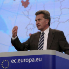 El comisario europeo de Energía, Günther Oettinger, durante una rueda de prensa en Bruselas.-OLIVIER HOSLET (EFE)