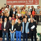 Foto de familia con los responsables de los teatros adheridos a Adetca y los responsables de las adminsitraciones.-ACN / PERE FRANCESCH