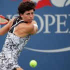 Carla Suárez golpea de revés en su partido ante Vesnina.-AFP / ANDY LYONS