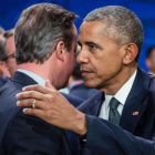 Obama (derecha) saluda a Cameron antes de la reunión de mandatarios de la OTAN, en Varsovia, este viernes.-