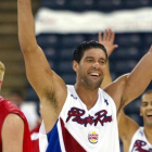 El exjugador puertorriqueño, José 'Piculín' Ortiz, celebra una canasta de su equipo en el Mundial de Indianápolis del 2002.-ADREES LATIF / REUTERS