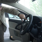 Un concesionario de coches de Soria muestra el interior de uno de sus vehículos. / ÚRSULA SIERRA-