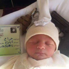 Fotografía de un bebé con un documento de identidad del Estado Islámico junto a una pistola y una granada.-Twitter