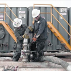 Una planta de extracción de hidrocarburos con 'fracking', en Dakota del Norte.-REUTERS / ANDREW CULLEN