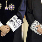 Detalle de las puñetas de las togas de dos magistrados que participaron en la apertura del año judicial del 2013 en el Tribunal Supremo.-