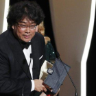 Bong Joon-ho recibe la Palma de Oro de Cannes.-REUTERS / ERIC GAILLARD