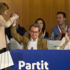 Artur Mas choca la mano con Marta Pascal tras intervenir en el Consell Nacional del PDECat este sábado en Barcelona.-MARTA PEREZ
