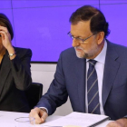 El líder del PP, Mariano Rajoy, y la secretaria general, Dolores de Cospedal, este lunes en la Junta Directiva Nacional del PP.-AGUSTÍN CATALAN