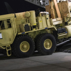 Un camión que transporte partes del sistema antimisiles, a su llegada a la base militar de Osan, en Corea del Sur, en una imagen facilitada por el Ejército de EEUU.-