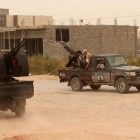 Tropas del Gobierno de Acuerdo Nacional toman posiciones durante la batalla en Ain Zara, el pasado domingo.-AHMED JADALLAH (REUTERS)