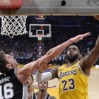 Pau Gasol, ante Lebron James.-AP