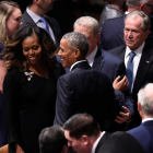 Obama y Bush en el funeral de McCain-SAUL LOEB