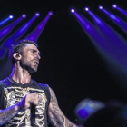 Adam Levine, durante el concierto de Maroon 5 en el Palau Sant Jordi.-FERRAN SENDRA