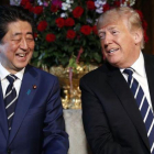 El presidente de EEUU, Donald Trump, con el primer ministro japonés, Shinzo Abe.-PABLO MARTINEZ MONSIVAIS / AP