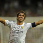 Raúl celebra un gol en el Bernabéu.-AFP / PEDRO ARMESTRE