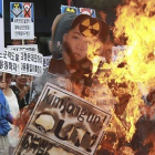 Activistas surcoreanos queman efigies del líder norcoreano, Kim Jong-Un, durante una protesta contra Corea del Norte en Paju.-EFE