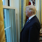 Trump mira por una ventana del Despacho Oval durante la entrevista con motivo de sus 100 días en la Casa Blanca.-CARLOS BARRIA