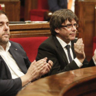 Oriol Junqueras y Carles Puigdemont, en el Parlament, el 10 de octubre del 2017.-JULIO CARBÓ