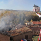 Los bomberos de La Ribera apagan un fuego en una bodega.-HDS