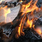 El Estado Islámico quema los libros de la biblioteca y de las librerías de Mosul.-Foto: YOUTUBE