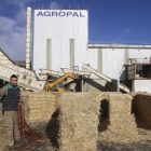 Un trabajador realiza distintas labores en las instalaciones de Agropal en Villoldo (Palencia), donde la cooperativa cuenta con una deshidratadora.-ICAL