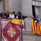 Alberto Fernández Díaz sostiene la bandera española, junto a Alfred Bosch, con la 'estelada'.-DANNY CAMINAL